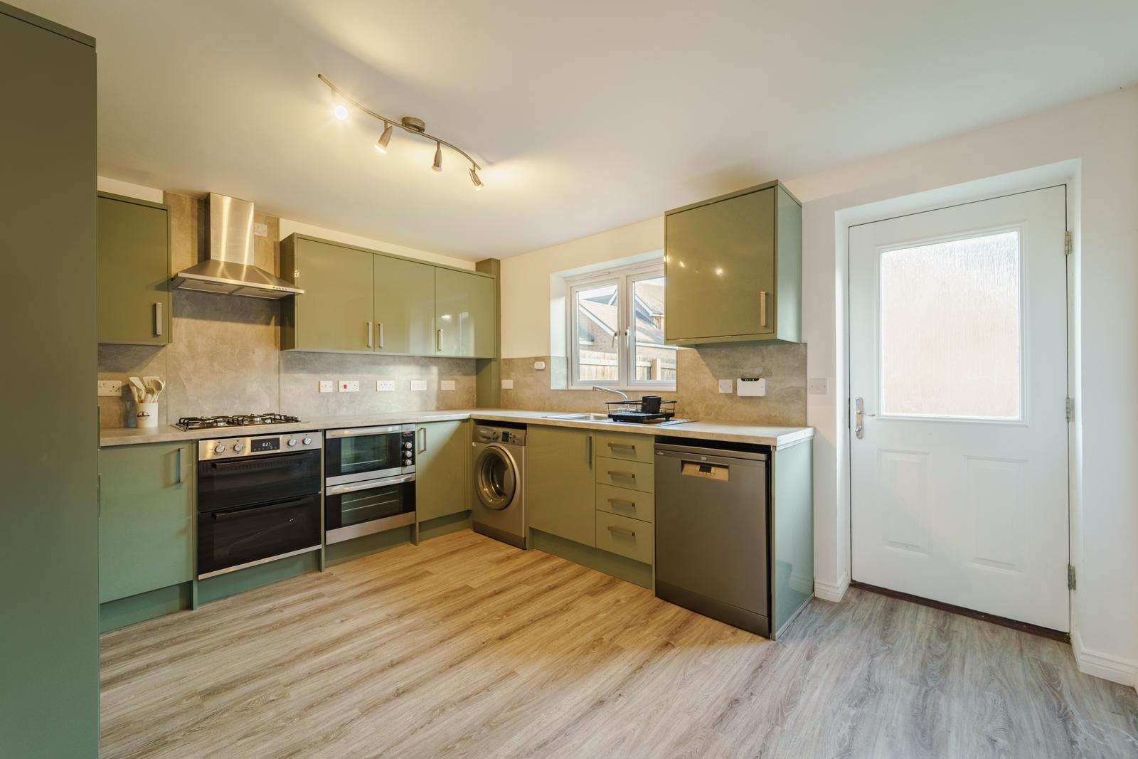 Shared kitchen with dishwasher and washing machine