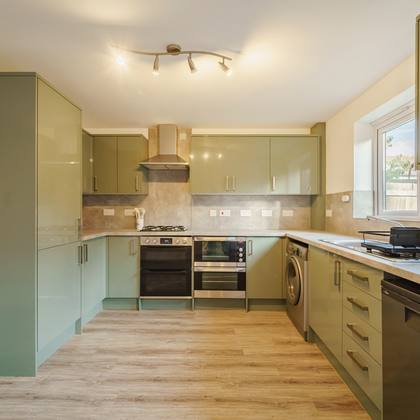 Shared kitchen with double oven and gas hob