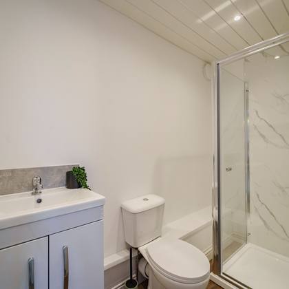 Room 4 en suite with shower