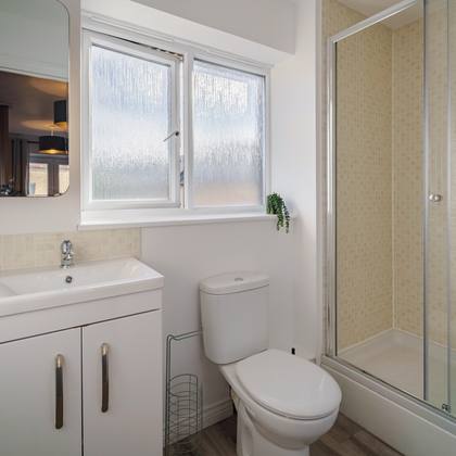 Room 5 en suite with shower